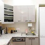 Apartment Old Town - 2br - Living - Sleeps 8 - Metro 1 Minute - Newly Renovated