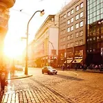 Apartment Old Town - 2br - Living - Sleeps 8 - Metro 1 Minute - Newly Renovated