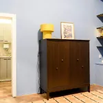 Old Town - 2br - Living - Sleeps 8 - Metro 1 Minute - Newly Renovated *