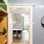 Old Town - 2br - Living - Sleeps 8 - Metro 1 Minute - Newly Renovated *