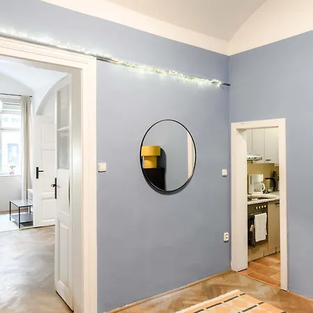 Old Town - 2br - Living - Sleeps 8 - Metro 1 Minute - Newly Renovated Praga