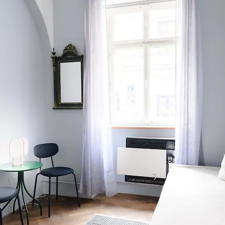 Old Town - 2br - Living - Sleeps 8 - Metro 1 Minute - Newly Renovated *