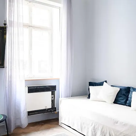 Old Town - 2br - Living - Sleeps 8 - Metro 1 Minute - Newly Renovated