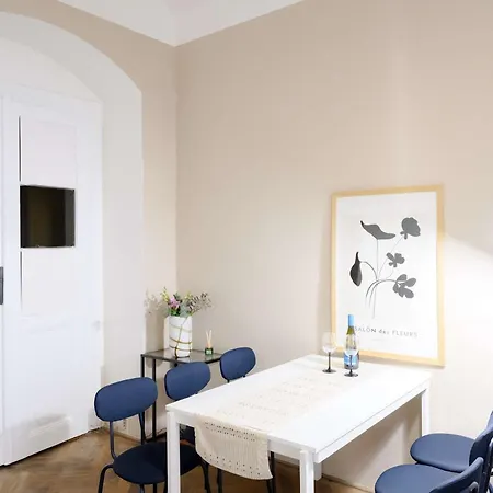 Apartamento Old Town - 2br - Living - Sleeps 8 - Metro 1 Minute - Newly Renovated