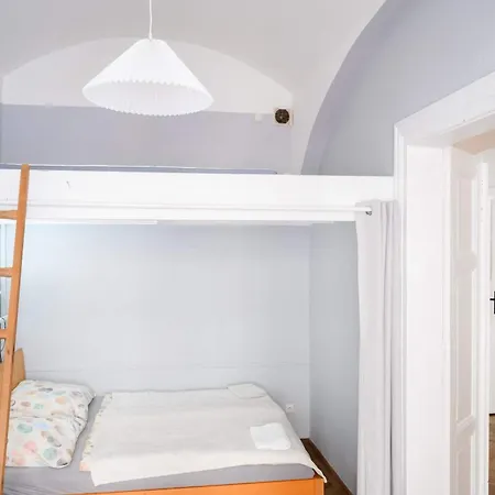 Old Town - 2br - Living - Sleeps 8 - Metro 1 Minute - Newly Renovated Apartamento Praga