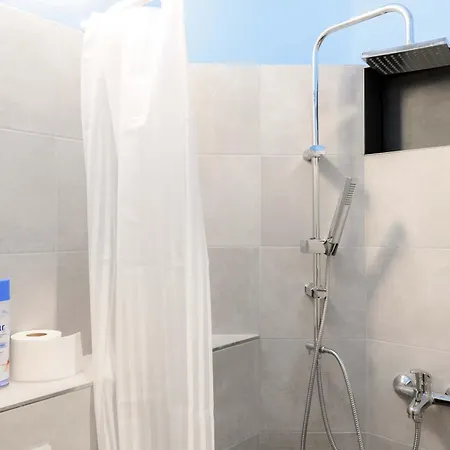 Old Town - 2br - Living - Sleeps 8 - Metro 1 Minute - Newly Renovated *