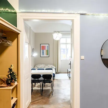 Old Town - 2br - Living - Sleeps 8 - Metro 1 Minute - Newly Renovated *