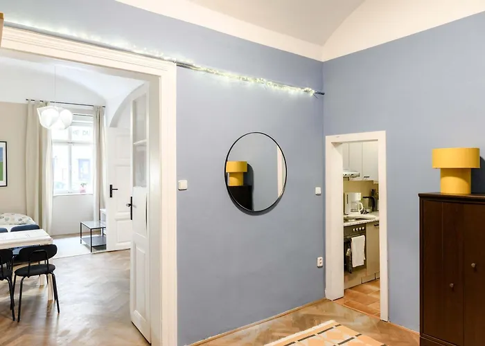 Old Town - 2br - Living - Sleeps 8 - Metro 1 Minute - Newly Renovated Praga