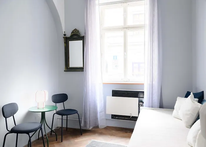 Old Town - 2br - Living - Sleeps 8 - Metro 1 Minute - Newly Renovated *