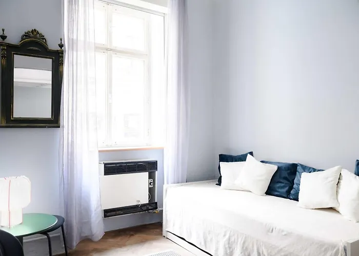 Old Town - 2br - Living - Sleeps 8 - Metro 1 Minute - Newly Renovated
