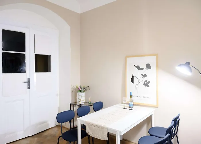 Apartamento Old Town - 2br - Living - Sleeps 8 - Metro 1 Minute - Newly Renovated