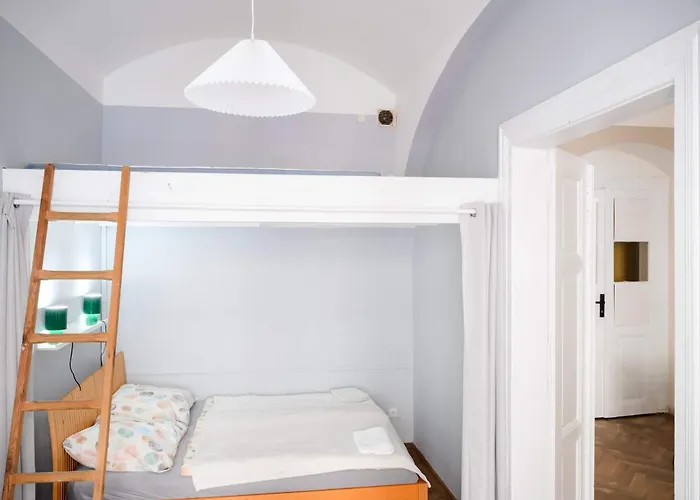 Old Town - 2br - Living - Sleeps 8 - Metro 1 Minute - Newly Renovated Apartamento Praga