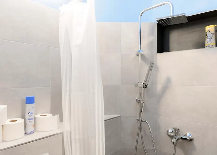 Old Town - 2br - Living - Sleeps 8 - Metro 1 Minute - Newly Renovated *