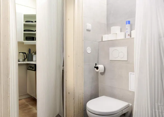 Old Town - 2br - Living - Sleeps 8 - Metro 1 Minute - Newly Renovated