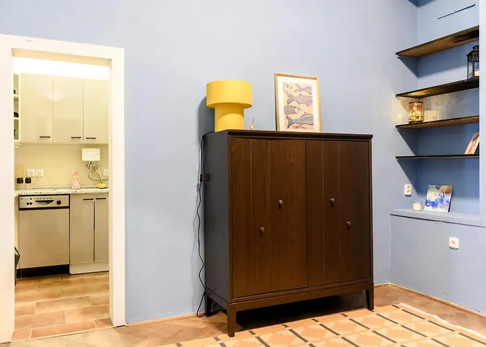 Old Town - 2br - Living - Sleeps 8 - Metro 1 Minute - Newly Renovated *