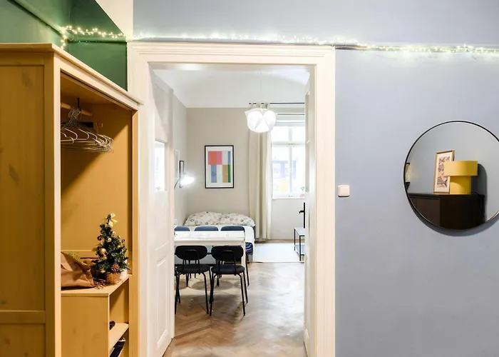 Old Town - 2br - Living - Sleeps 8 - Metro 1 Minute - Newly Renovated *